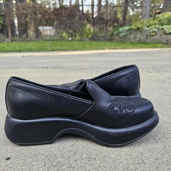 Like new black Dansko clog with filigree marking on the tops. Size 37 - Picture 7 of 8